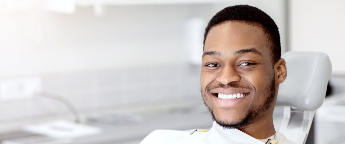 AdobeStock_1110994653 Dental Clinic Concept. Portrait Of Joyful Young Black Guy Sitting In Chair Iin Stomatological Cabinet, Millennial African American Man Ready For Checkup And Medical Treatment With Dentist, Copy Space SSUCv3H4sIAAAAAAAACoxWTW+jMBC9r7T/IeLcaM2XDfsL9lJp79UejDHBirERNqmiqv99B2ga8BC1Nzx+jGfezDz77eePwyGquFMi+n14m1awVlqPzg/cK2vATJ4+7IM0tRzWlsuQUrI2yFp5Oyiu18aKe9Ea3kkwmlHryfw+b0bOcz866abTP0yCe3kCH4vx08US4suyPtw25k34A7aiv9L2WkZPqx03VtPOszTRzbqc8sDFH8m1bwUf5K9nSEVAHnvulBNSa26kHd3d8fLx75Y1P0kjrnNiq4QHqSVfEn5ZoNH51cuhW2dbWwEsrtONaJzTPAqOqKXxyvkQyJIQ2EMtARsA032Pc/HuuCIhRRrivJS+3cBYkhdxQkKg87bj3mp7un7ttdJcnIMgk5Qin52COodJFyHstVVeGmVOG2jGaBwzFKfQymw7LGJFTFGIHTcbUEnzPEZ0D7aRzsH4BFxSkqcI7QfJfYfKQ/IEnT51ZoAiWYmOtwNMr9r6Kwso0IMGGr5RG9FKcR77LUNxXKAW6qbBUSaMM2MIKVqugi4nCS7N7BATidmBtFtbW0gpKGTCGCGI986Cmm2rSZMEZ26bRokwHRoj2i/KBZwXJcX88GaAdMwB9HD++LrfW+t6FY4l9F2CJ0MOF4jVbZAxAUWI94YonI3dMbqzGijNA1qVgYYad/qZsCzEXu0YhjDpSAjT1p5xrDQpHuT/jfShCnZbKxIzTFIvBVxmSGNJhrnveCBKkzSQHXbGgZsgxgLaDksSr2CMAs6BRHSyVqA2/hpqIskJugha3vfbYackxtdAO9+DWxwlKR6NqS++Ke4Objmk2zQrUBEhRK0QRdA/FI0cDJzfaeKcIZ8eroIaOc1KKDriU8Drx8J0hvkzlNMrqOze+Z+Erm5+PtbKri75iwVRmyY1XYF6kITF4e05ZH07R3L7TcDILIIdJaBBqxHpeTXT24BbeS+4c/BHfbOvzlrSXB1lrJ+lI1q8RjW8xKZlnCaUsRLqT9KCpTncOOvXWwvjYeeIbo5gLc6qXr/q1BRB1KSyjqu6OVZNkhyzhhbHKifsWGSlIGWRx5JJoO79PwAAAP//AwDxrOUjmAoAAA==