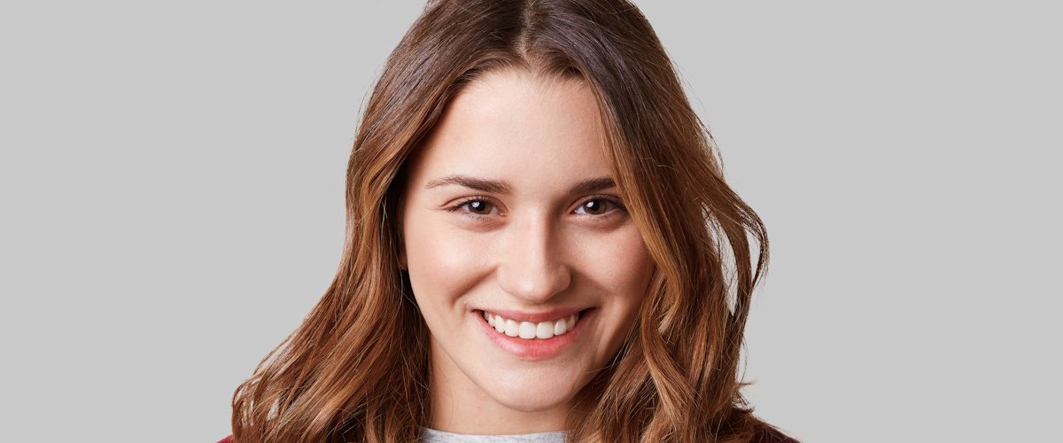 AdobeStock_195782673 Headshot of beautiful smiling woman with broad smile, being in good mood as poses at camera, isolated over white background. Cheerful young female model poses alone in studio. Facial expressions SSUCv3H4sIAAAAAAAEAJ2RTW7DIBCF95V6B4u1LRn/hfQqURcYJs4oxFSAU0WR714wtjTryhu/7zHDvOH9+VEUbJQeFfsq3klFjcYsPjgZ0M4R1+XOQWOwDqVJMLF1c5gPMiwefGqxIyUDTPFshnv9cc8l6+IwNjNWRIuxkjC/jBs70Fr+uzL/fB9R5ASzem0DkyAODMgc5JKPsvtvAPeg0Z6owRItF42WpHxaJU0qaEnnH4cK54mU2XADRzcWV24fBMw2bJPswZiOK02St3zoeT90TR+/Zjh37HgGq+6o6az5ZW4YLfciHHXqpM8t72rdVMP1pKvuJEQlrqOoOPBaci60qiFucP0D6EbLbCYCAAA=