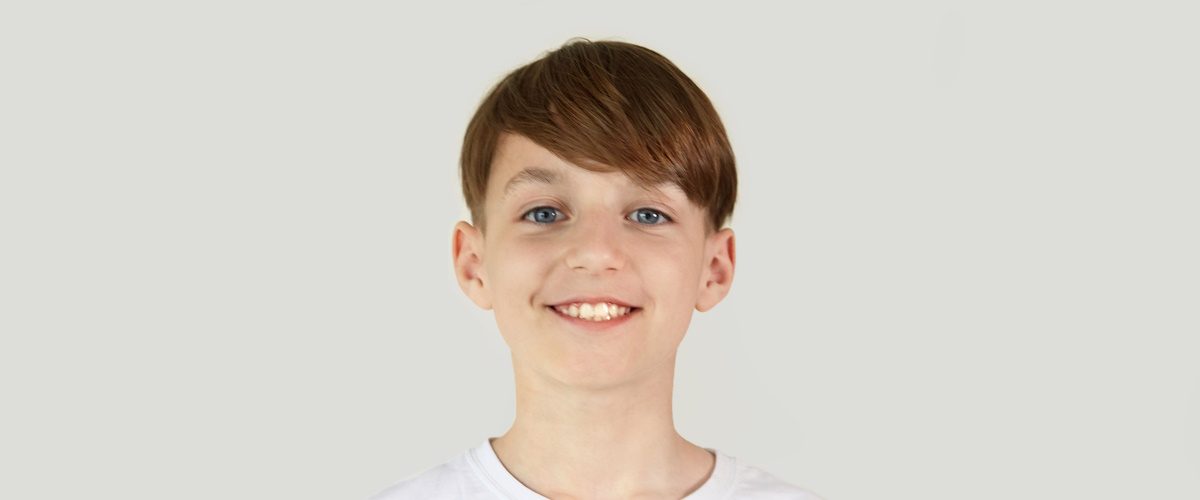 AdobeStock_355692792 Smiling boy with beautiful teeth and brown hair. A child in everyday clothes. The white background. SSUCv3H4sIAAAAAAAACpxW246bMBB9r9R/QDxvJAyYS39l1QdjnODG2Mg2u41W++8dIOmSmUip+pR4fDieMzf74/u3JEk7EbRMfyQfywrW2pg5RC+idhbM2cvV7pXtld9bVK+j81qYvbETUQ5WjAqMdjZmMX+um2mIIs5BheWwq0mKqE7AsRn/UmwevW7r5LaxbsIXsJWmLztbmLvVdjNt5P/15fbn502NOCkrL6vDOyFeGSU2Ia8bND2/R+XHvYqoVBz2KtI65w3LsxSdIUWY1xh+IVnRlFWDgZPyYc3JF7DKsqzEOPV78iqELX870oy3nGHw+6CjuufMWcMxrBPyfPJutv09FhyoiaBBGwQD6ZRSiTnq42wwY0EUyRn5WIOWAqO07Z3zKD68JQE3zp21PSUiJhIK1Qv8SU2iNApz70BbcU6Ij97ZmLxp9Y4Y64YkM8S51y4Jg4v4+KrF4EFMk7aQUwRlFYnqoERPSEteFIxENYzaQBzuORmvia9GzKfhEZI/olTPCUWMGvSjnEKVkJw6q5JHdc+bjGCHeRQ2WQKAw5/npEfsL3cZlcXBZzWh7dwFp/5Rhmwf3IgUcV5WjKjX1joJcwUFKstZhaFeCQP63YSiyrIGWupBmyRuvpdUZyXtJ9BO+g6kk+MnKCSHDs4qOnHcFPWoQ7wf22lV1BVpkiAH5wwOKsubKqMTzwjqKGta4gBJep23DaflFA9h0B4nvWhJfYjeGRUgSwgLUSdREgaq9Hl53sbym/qHsdz52aqIJ3PWlqTyTjMpT0q3tsbzm+MC1TM8n9xHuLBtby7YuYw4F+LF6IAolxIipeumSxImgZqiaXhD7heaQla2vPibl91NLZYhu7uU35wUZpmixQ40eS236XZ7lrg4rE+d22cSLr7oF70p3N+7e2QS3dqZR2BVX7MghOtNudp3R0l4Wrlxd5J1cX1HXJ8laQ8PomXJirwA6VAbecuKEn6ugO0RNUCzudWhGxGs5Vn3+8eVXjyAJoTM5I08tF0tDyXv60OXseOhVKqoWtb2XdVB5D7/AAAA//8DAFHz6/kOCgAA
