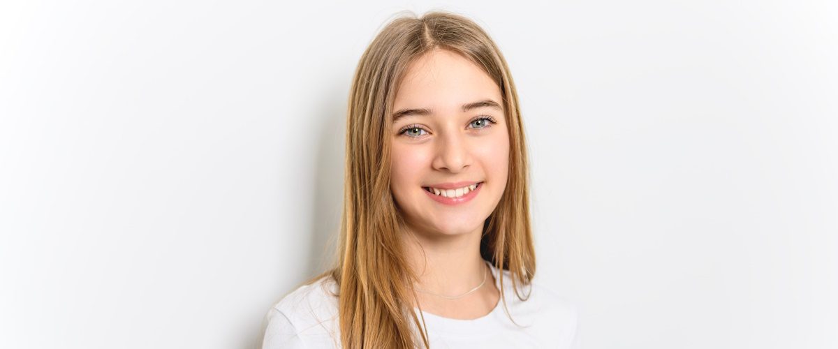 The teenage girl in white shirt on a wall background SSUCv3H4sIAAAAAAAACpyRTW7DIBCF95V6B4t1LMUB23GvEnUxhkmMQiACnKqKcvfyYyLW3THfMI/3mOfnR9OQGZzk5Kt5xirUUqnVeQteGh3wfrdxi1qgrcnD0mFfA5B1hUJ6YyWoGs7g+aLhhgHqVamIX6lJnAe/OnTRy4Y4eLwEjQzfEtnwKddNaaRmmAgtQnYVc+ucWEFZ/F+T+fD9DnxBzX+T4SqIRYWQg5zyVXL98WhvdTRYhTRVqofhoOIFWindreRSX6ox45e0hDLGzaq9jRYIPRbvRBlzh1nFTz4HVSx8AefCgCi8eoqHpZtb9ZI2PkXYfoSIsItYdpTSA6PHw0SnoRv7cdou5P0tMugkQ0Uo1PwqRR1eRgekmxnObMS2p2JsWdezdhqPtB1YPyA/I+u7Pnz96w8AAP//AwD5uSVjqAIAAA==